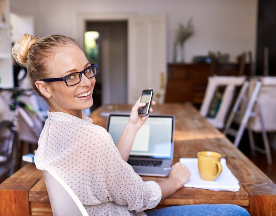 femme souriante à son travail