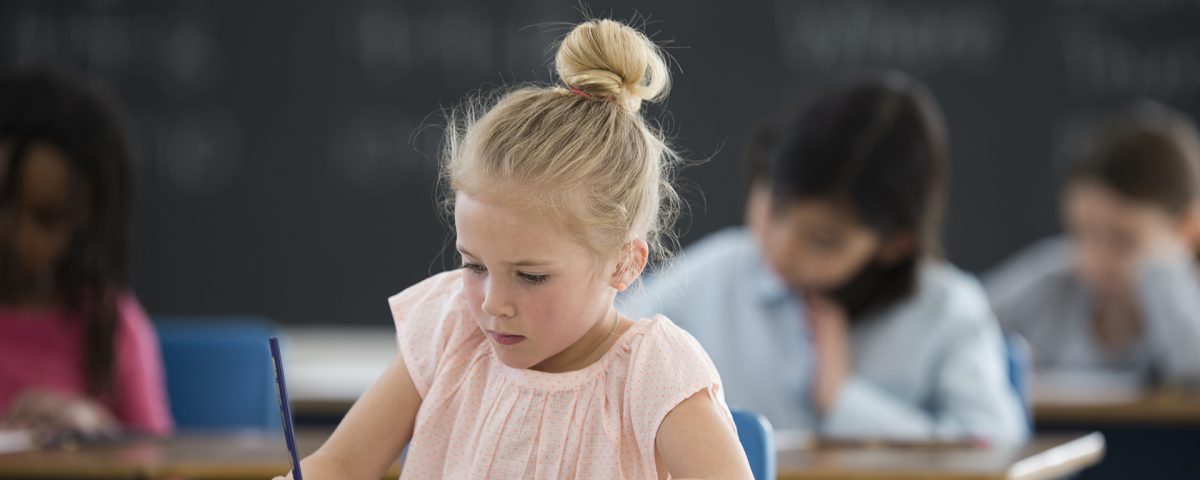 photo d’une élève concentrée à l’école, qui montre les bienfaits de la concentration avec la méthode neurofeedback