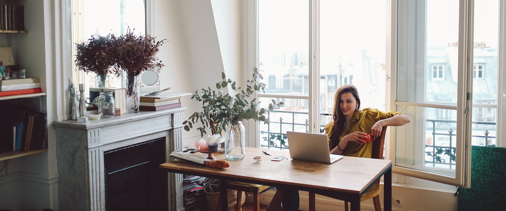 Femme qui travaille à son bureau sereinement