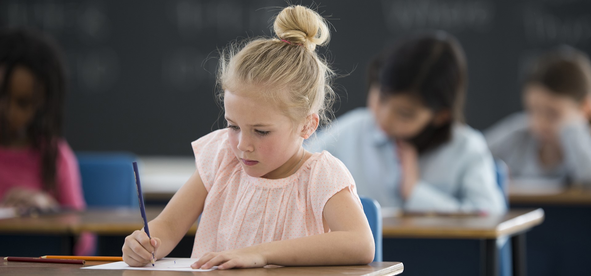 Enfant à l'école concentré